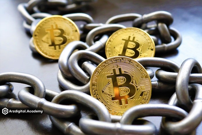 تصویری از یک زنجیر و چند سکه بیت کوین